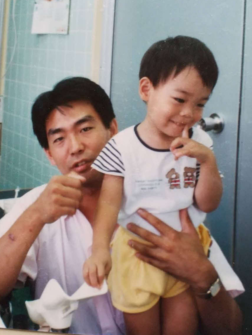 父肇さんと秋山（当時2歳）