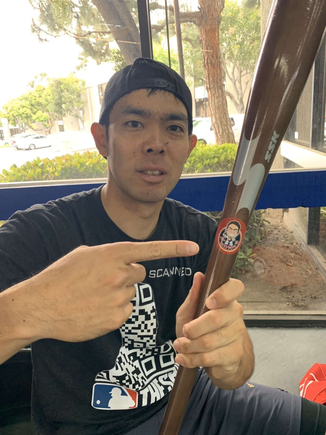 ツインズ前田のイラストステッカーが貼られたバットを指さす秋山（本人提供）
