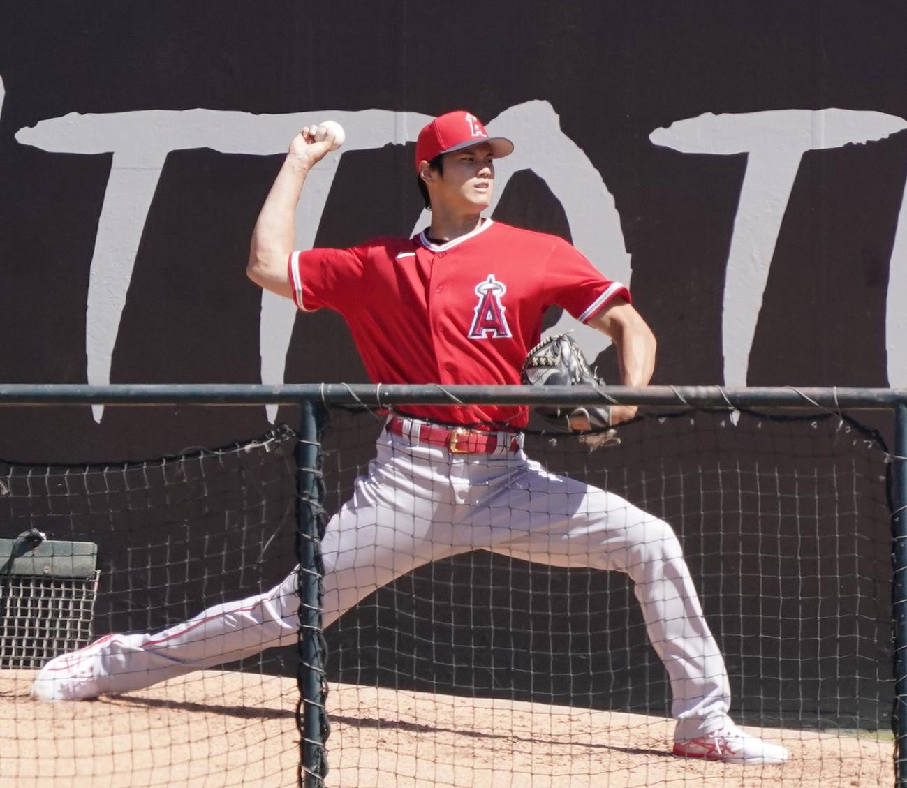 エンゼルスタジアムでのサマーキャンプ初日、ブルペンで投球練習をするエンゼルス大谷（撮影・菅敏）