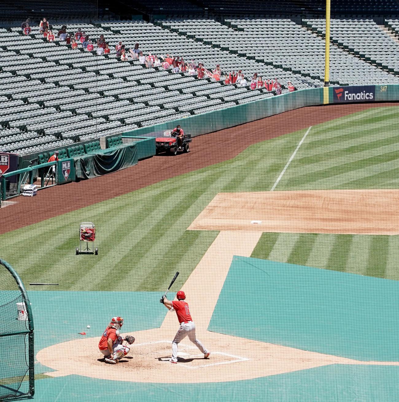 エンゼルスタジアムでのサマーキャンプ初日、スタンドに飾られたファンの写真を前に打席に入り目慣らしをするエンゼルス大谷（撮影・菅敏）