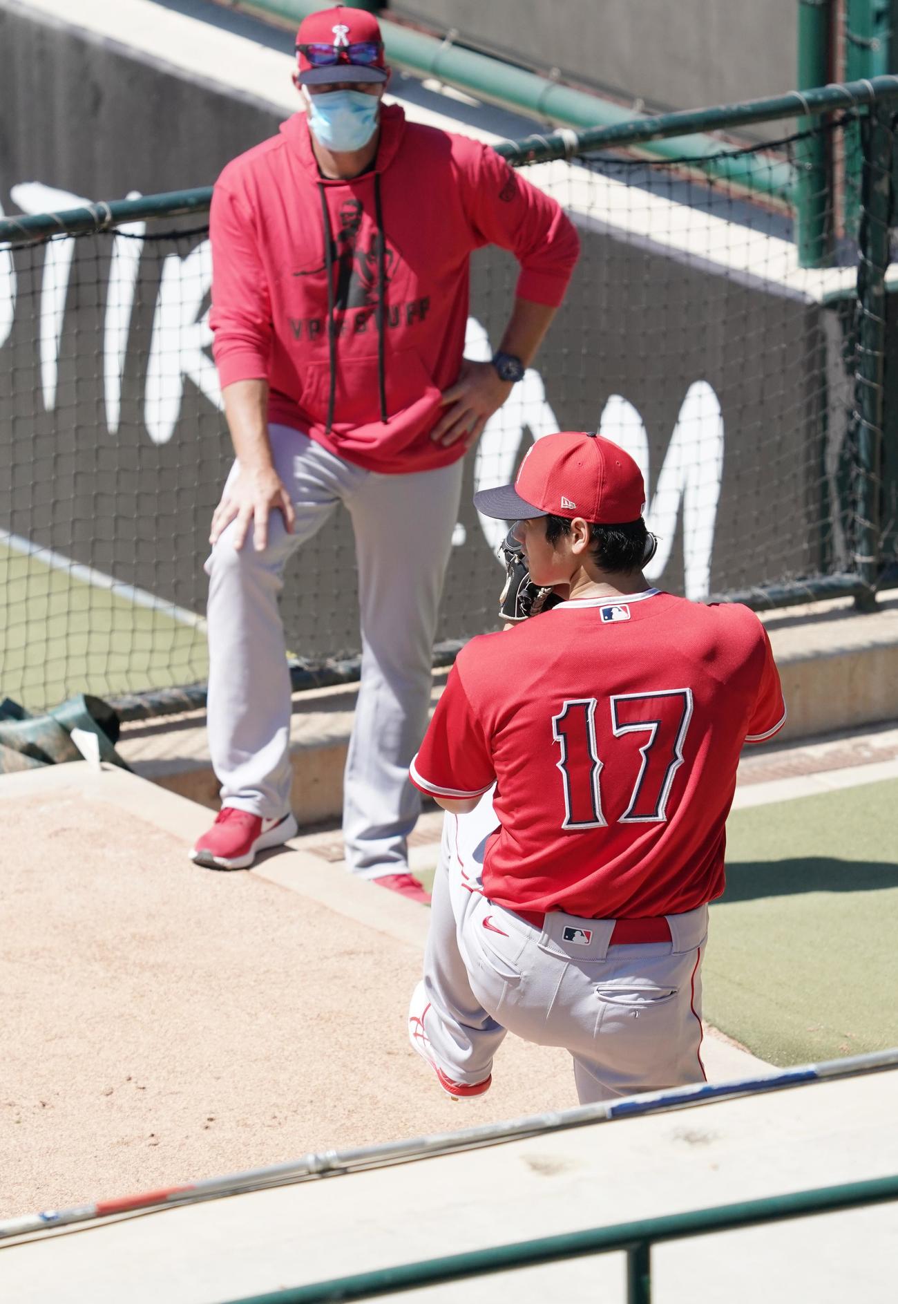 エンゼルスタジアムでのサマーキャンプ初日、ブルペンで投球練習をするエンゼルス大谷（撮影・菅敏）