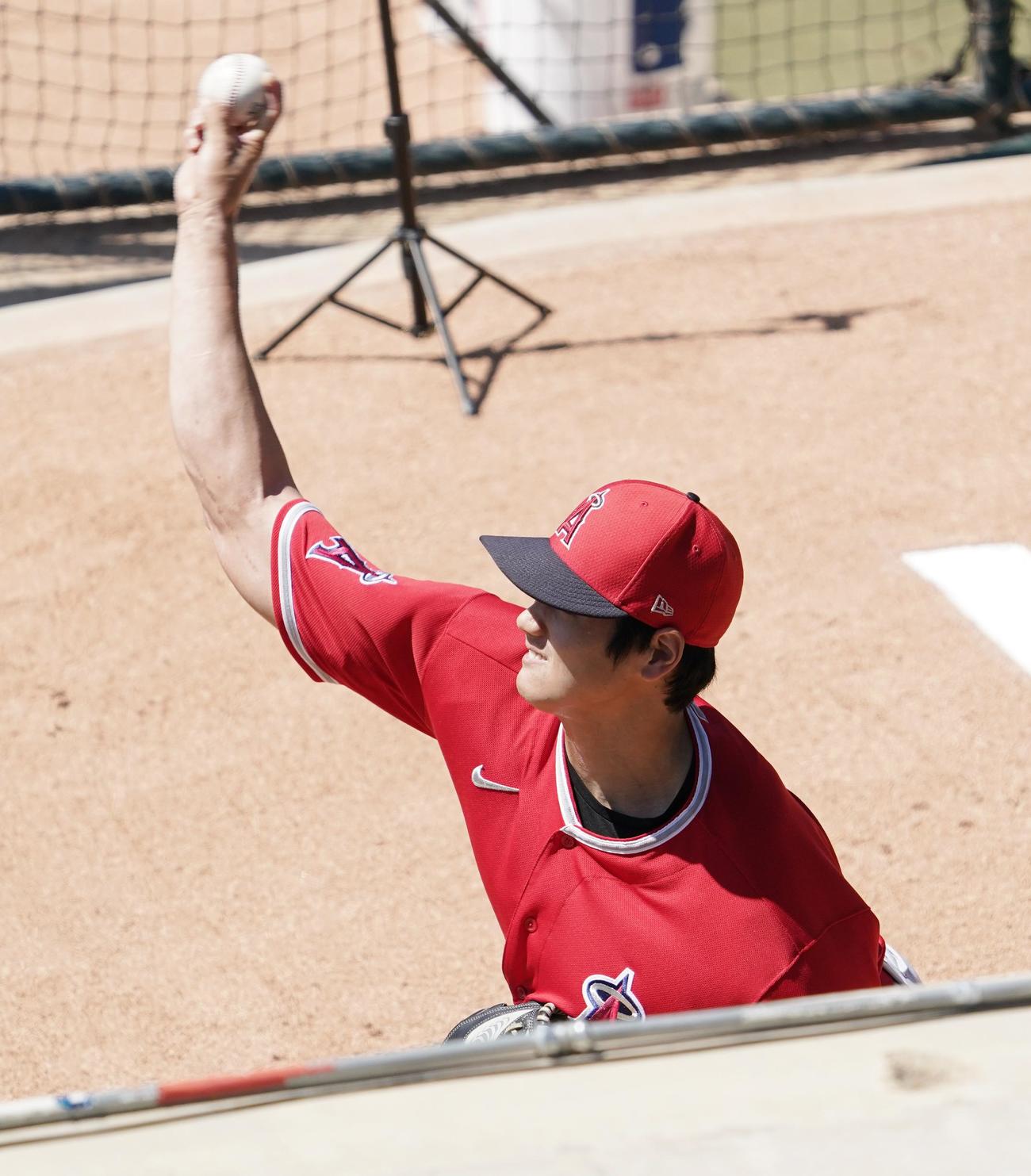 エンゼルスタジアムでのサマーキャンプ初日、ブルペンで投球練習をするエンゼルス大谷（撮影・菅敏）