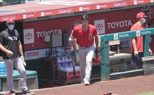 エンゼルスタジアムでのサマーキャンプ初日、打撃練習を前にフィールドに入るエンゼルス大谷（撮影・菅敏）