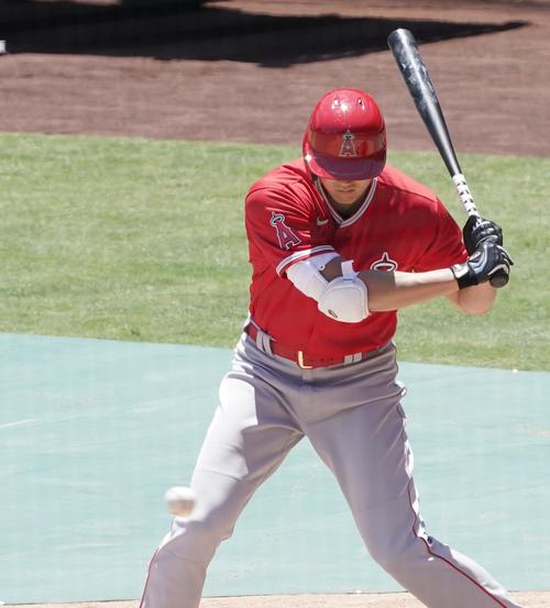 エンゼルスタジアムでのサマーキャンプ初日、打席に入り目慣らしをするエンゼルス大谷（撮影・菅敏）