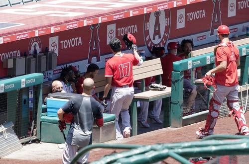 サマーキャンプ初日、打席に入り目慣らしをしたエンゼルス大谷は、ナインに手を上げて引き揚げる（撮影・菅敏）