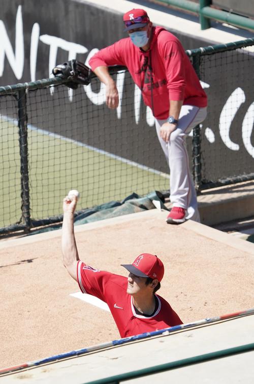 エンゼルスタジアムでのサマーキャンプ初日、ブルペンで投球練習をするエンゼルス大谷（撮影・菅敏）