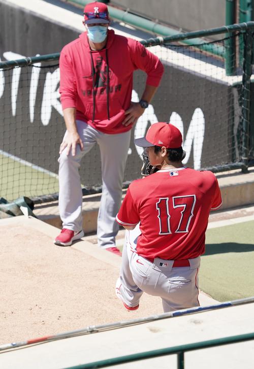 エンゼルスタジアムでのサマーキャンプ初日、ブルペンで投球練習をするエンゼルス大谷（撮影・菅敏）