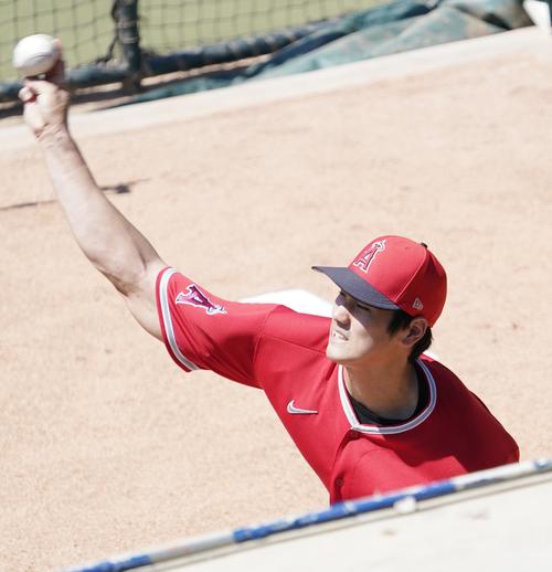 エンゼルスタジアムでのサマーキャンプ初日、ブルペンで投球練習をするエンゼルス大谷（撮影・菅敏）