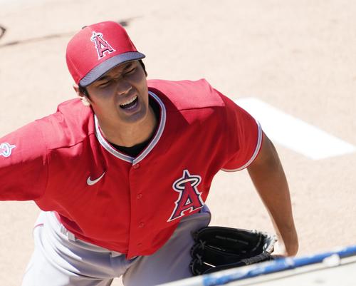 エンゼルスタジアムでのサマーキャンプ初日、ブルペンでの投球練習合間に厳しい表情を見せるエンゼルス大谷（撮影・菅敏）