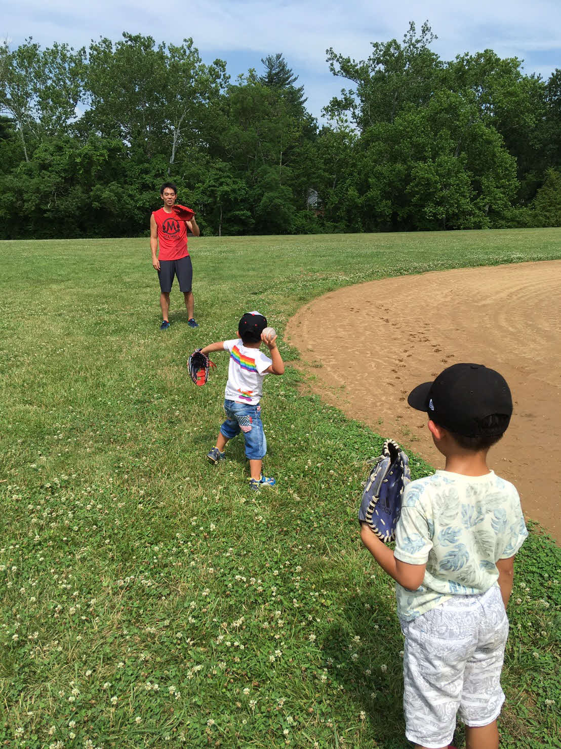 休日に3歳の次男（中）、5歳の長男（手前）とシンシナティ市内の公園でキャッチボールする秋山（本人提供）