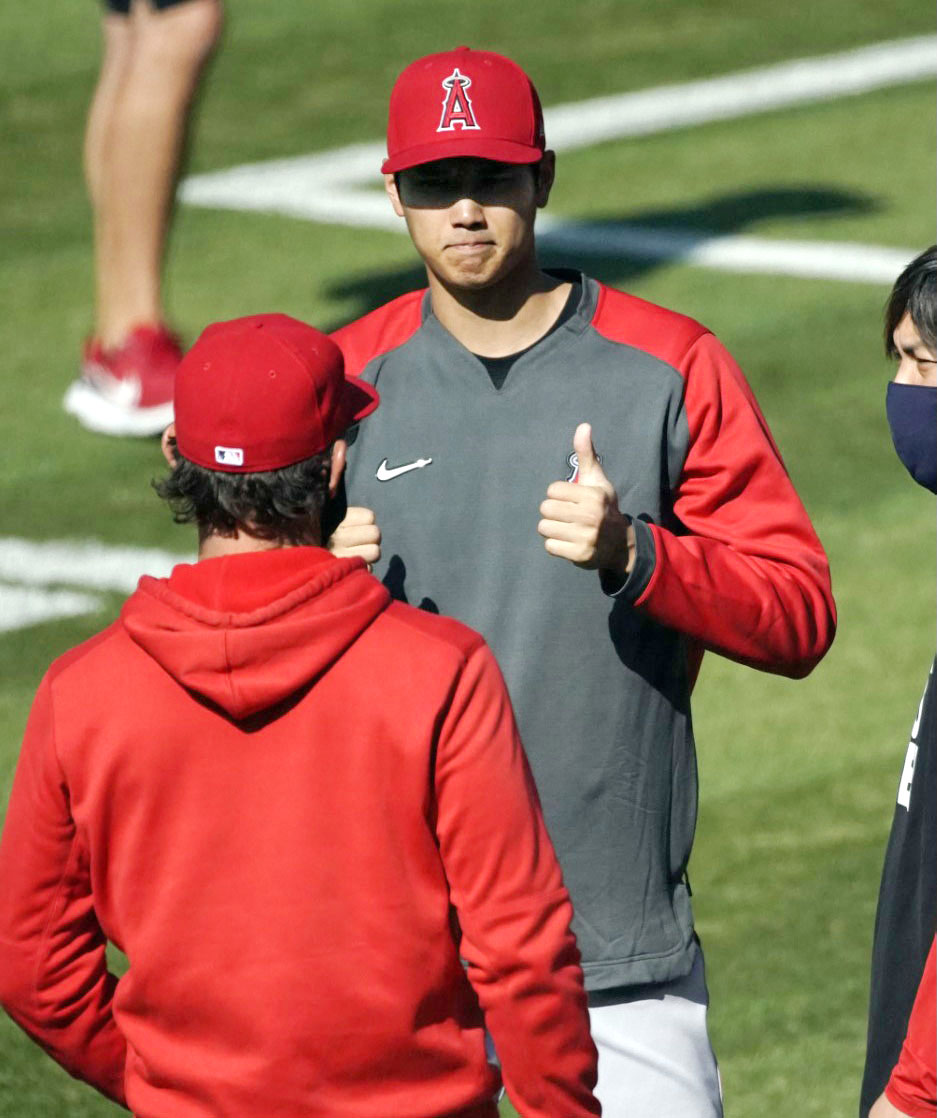 アスレチックスとの開幕戦を前にチームメートと話すエンゼルス大谷（共同）