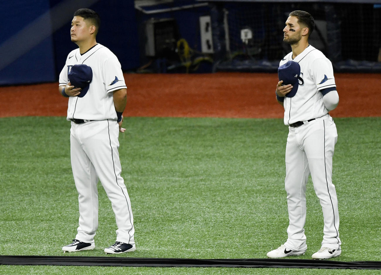 試合前の国歌斉唱で整列するレイズ筒香（左）ら（ゲッティ＝共同）