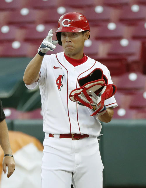 タイガース戦の6回、代打でメジャーデビューし、初打席で中前適時打を放ったレッズ秋山。塁上でポーズをとる(共同)