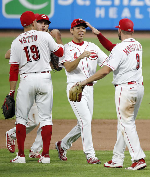 タイガースとの開幕戦に勝利し、チームメートとタッチを交わすレッズ秋山(共同)