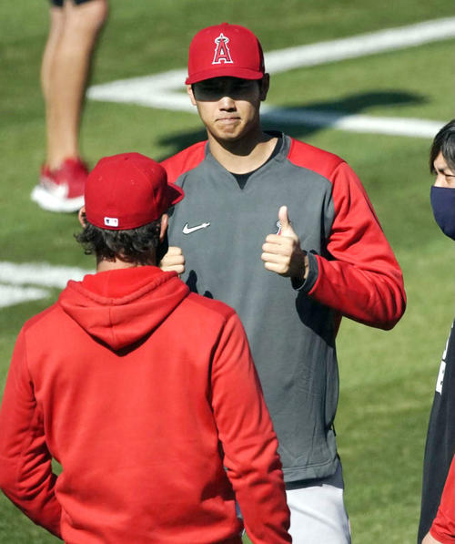 アスレチックスとの開幕戦を前にチームメートと話すエンゼルス大谷(共同)