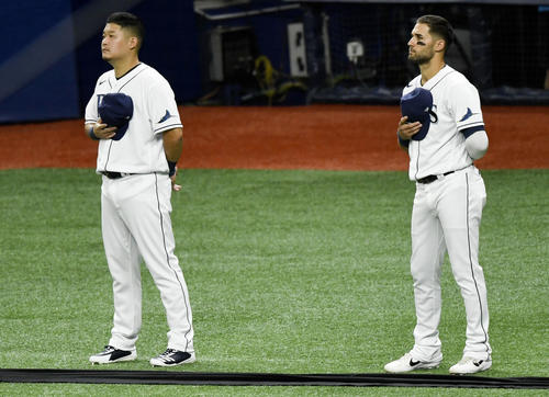 試合前の国歌斉唱で整列するレイズ筒香(左)ら(ゲッティ=共同)