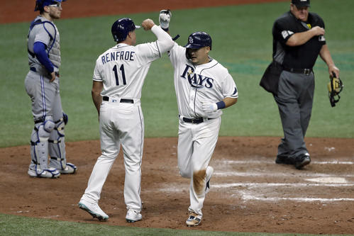 第3打席でメジャー初本塁打を放ちレンフローとタッチするレイズ筒香(AP)
