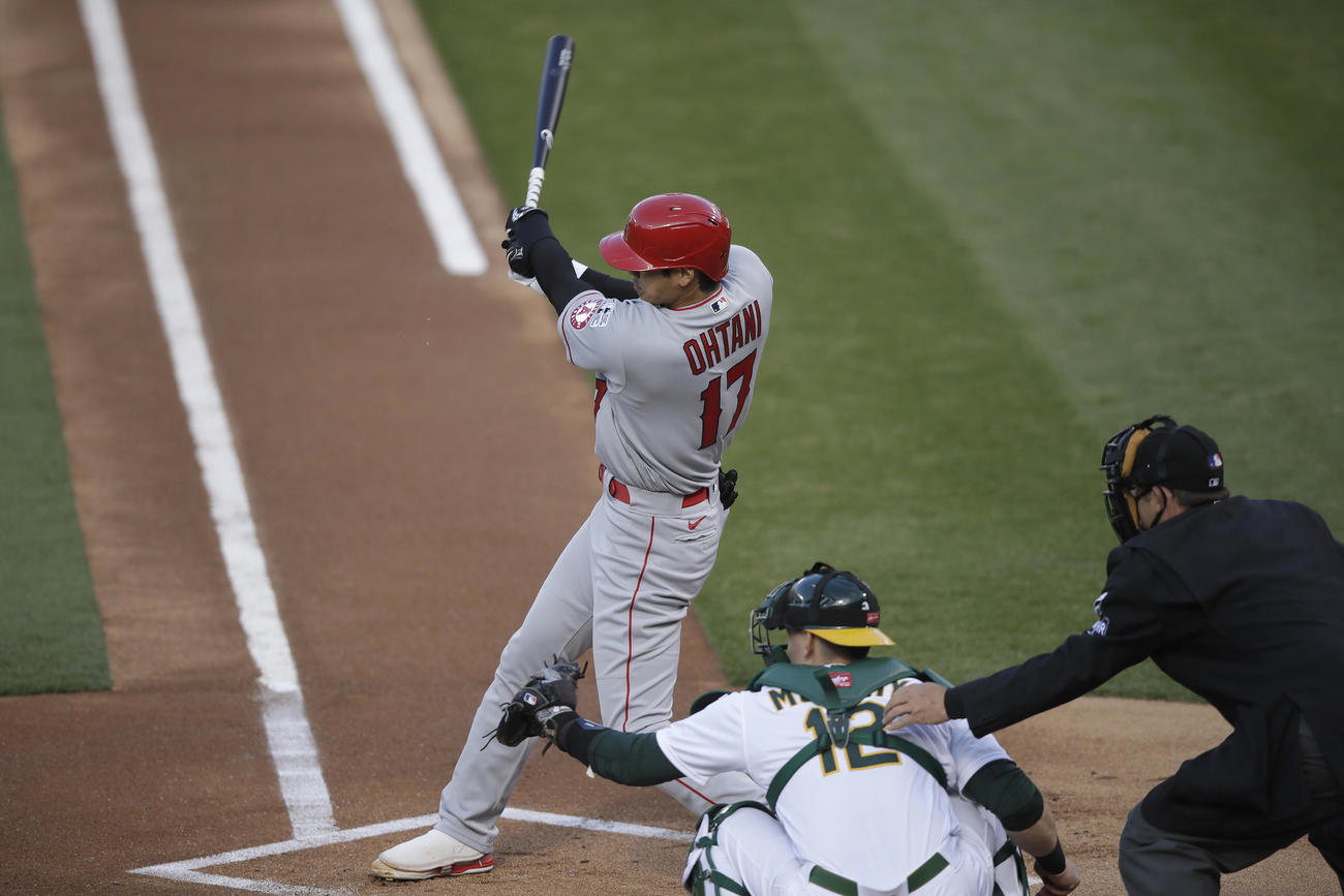 第1打席で中前安打を放つエンゼルス大谷（AP）