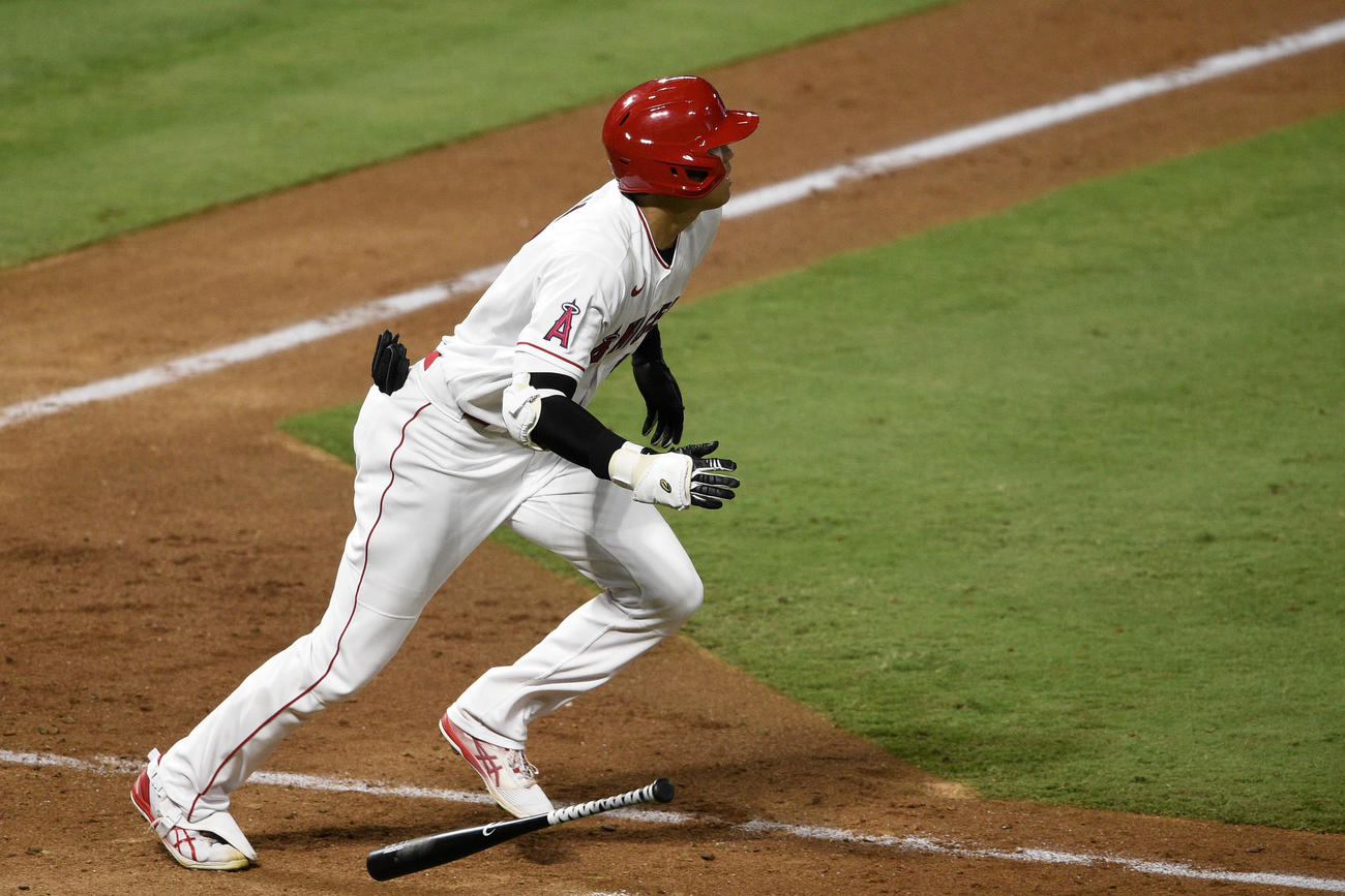 6回、右中間に適時二塁打を放つエンゼルス大谷（AP）