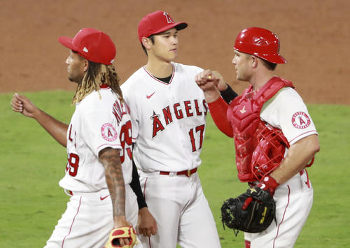 マリナーズに勝利し、チームメートを迎えるエンゼルス大谷（中央）（共同）