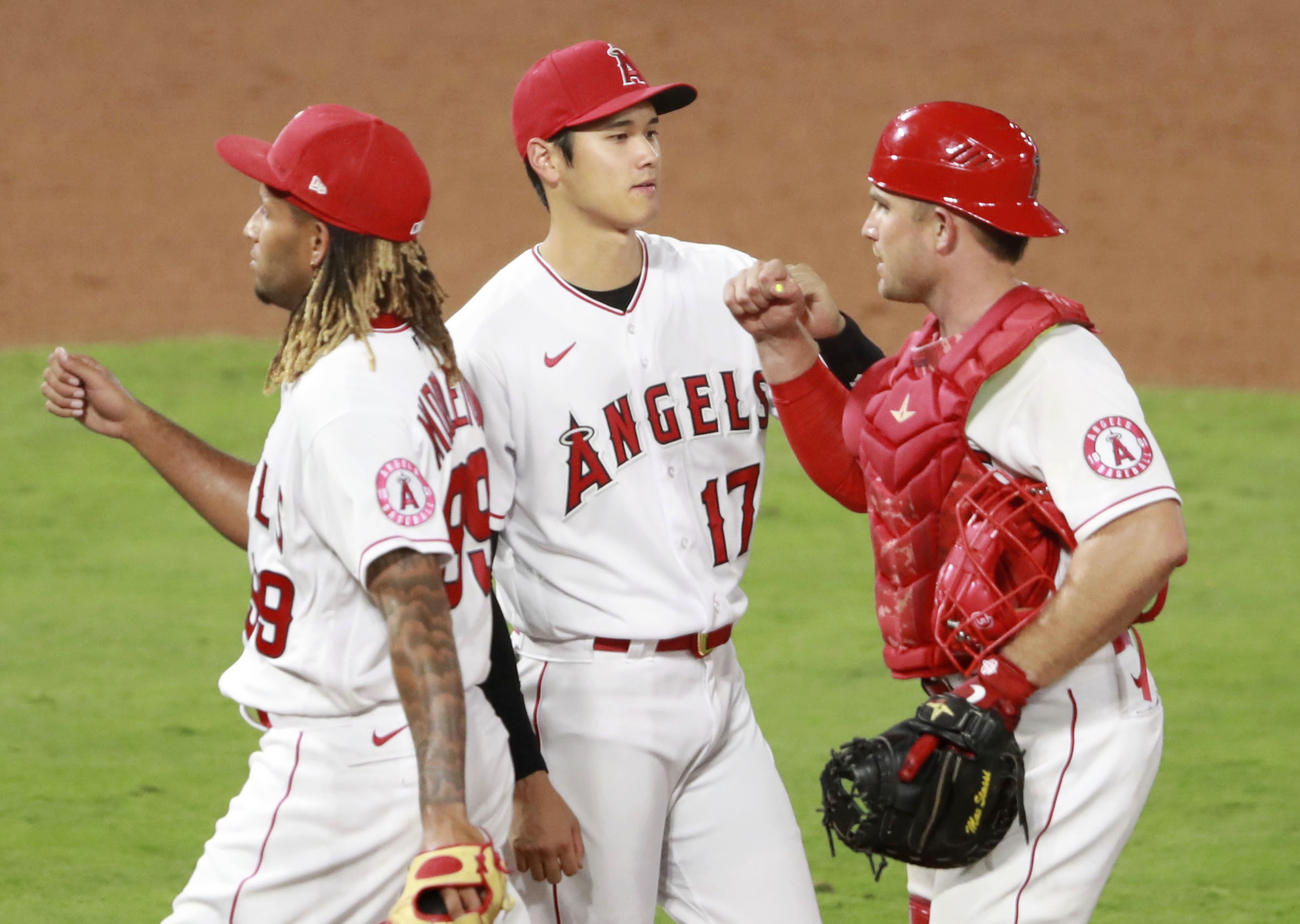 マリナーズに勝利し、チームメートを迎えるエンゼルス大谷（中央）（共同）