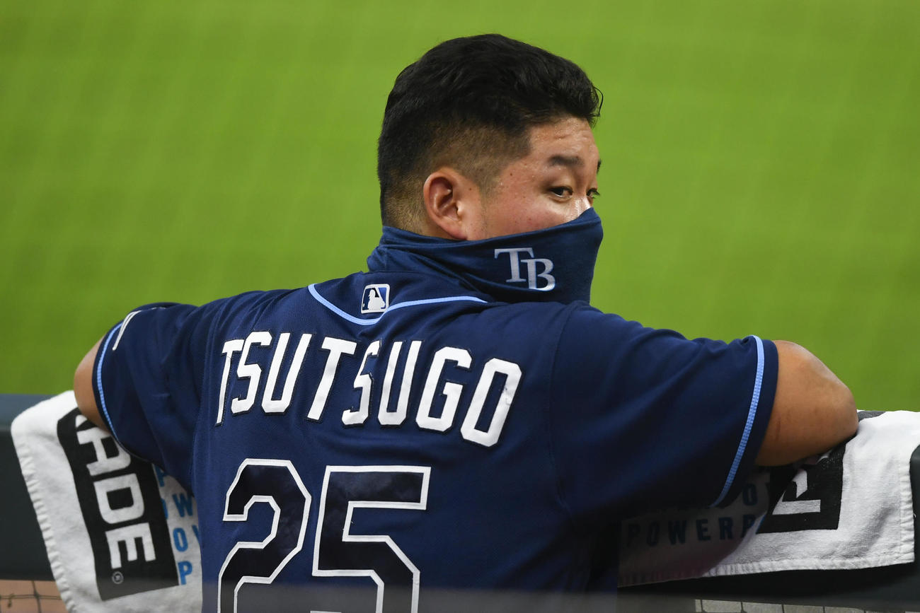 1回、ベンチから試合を見る筒香（AP）