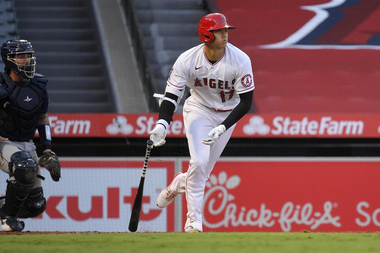 第1打席で右翼へライナーを放つ大谷（AP）