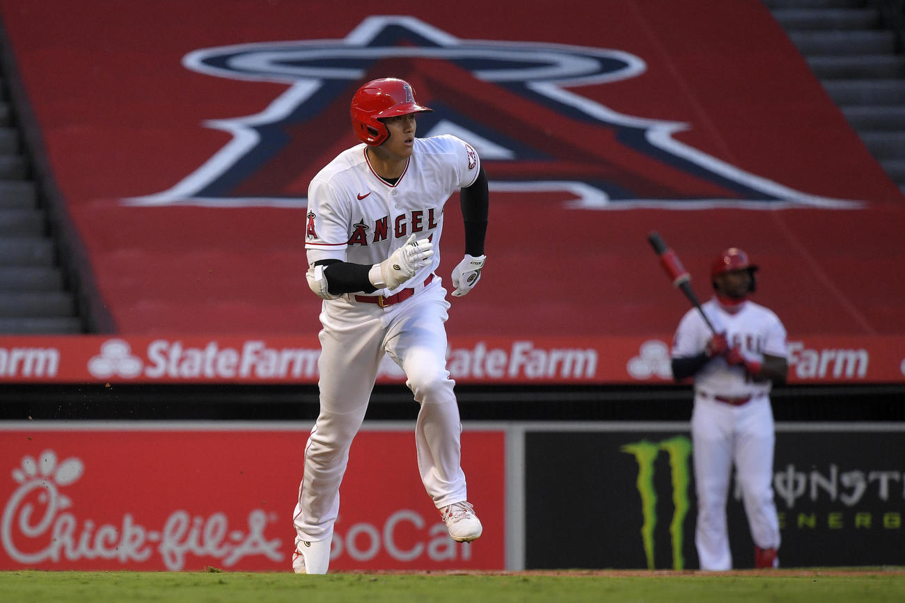 第1打席で右翼へライナーを放つ大谷（AP）