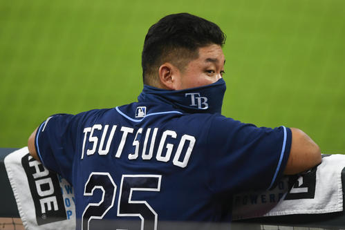 1回、ベンチから試合を見る筒香（AP）