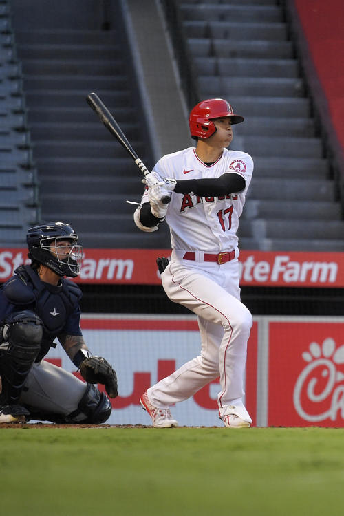 第1打席で右翼へライナーを放つ大谷（AP）