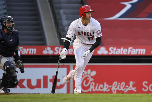 第1打席で右翼へライナーを放つ大谷（AP）