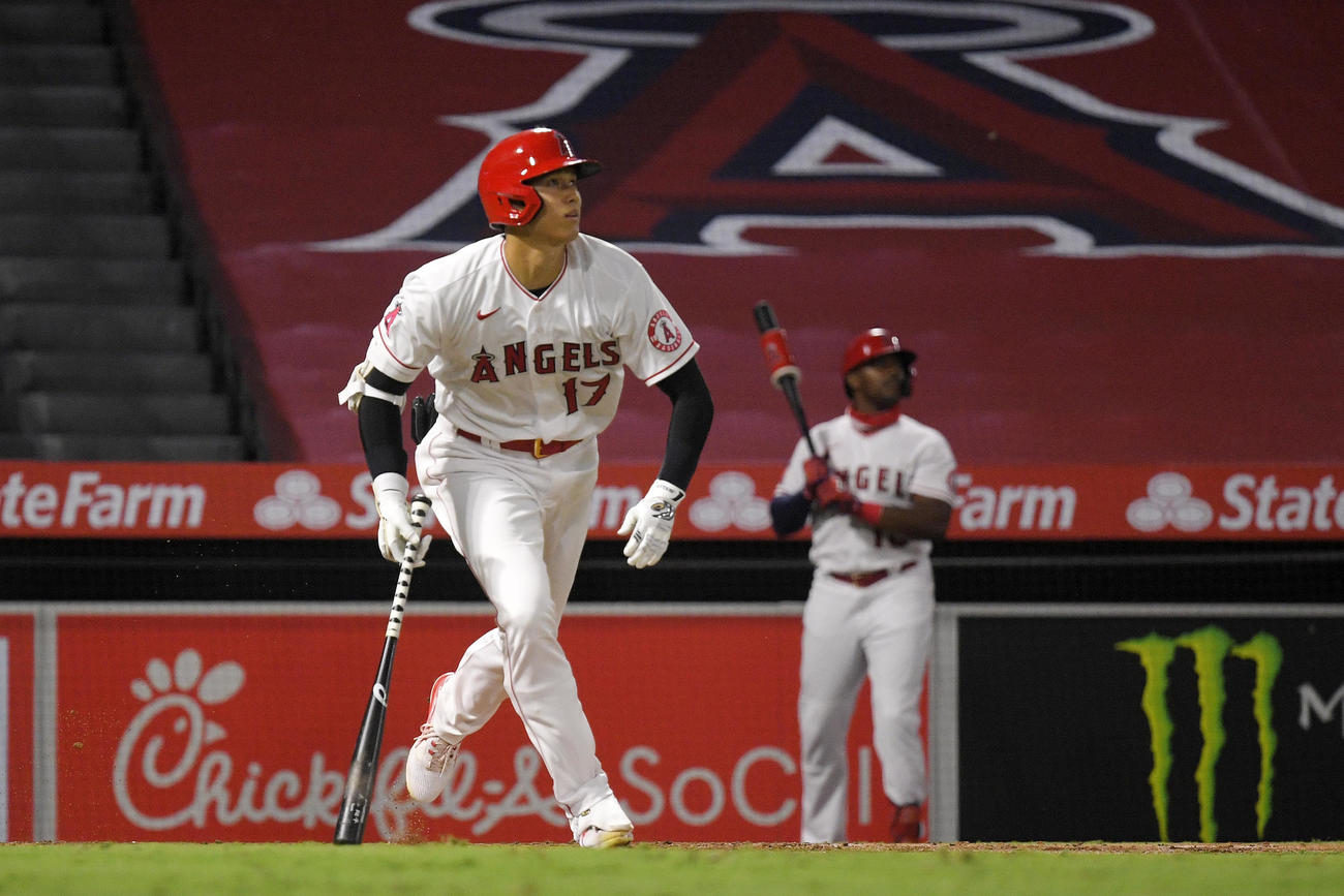 4回、今季1号の逆転3ランを放つ大谷（AP）