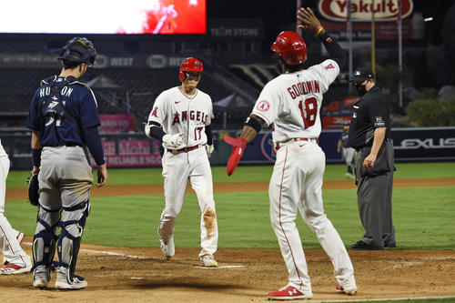 9回、2号3ランを放ち生還する大谷（AP）