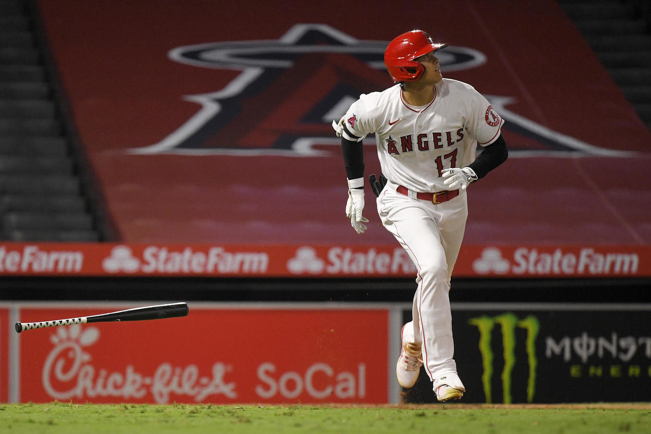 9回、2試合連続となる2号3ランを放つ大谷翔平（AP）