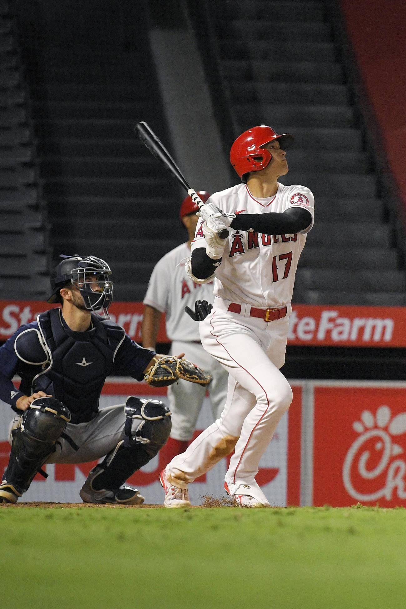 9回、2号3ランを放つ大谷（AP）