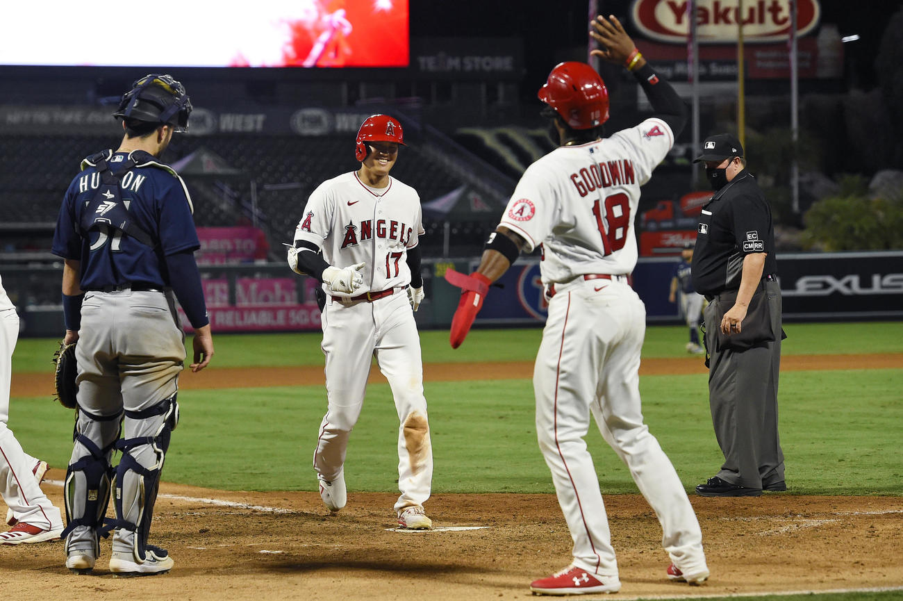 9回、2号3ランを放ち生還する大谷（AP）