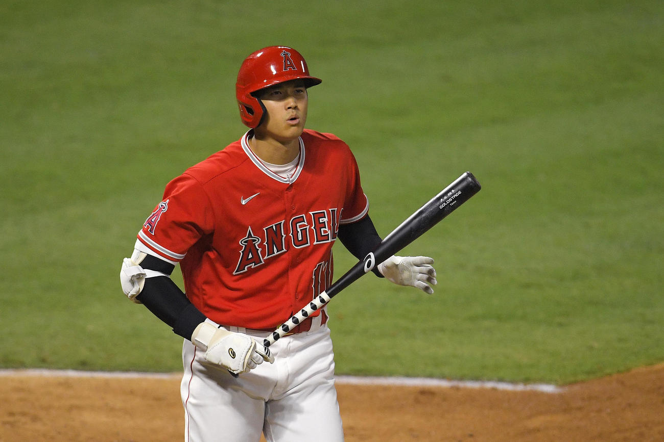 7回、四球で出塁する大谷（AP）