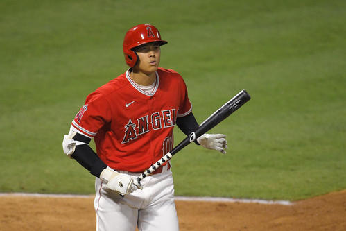 7回、四球で出塁する大谷(AP)