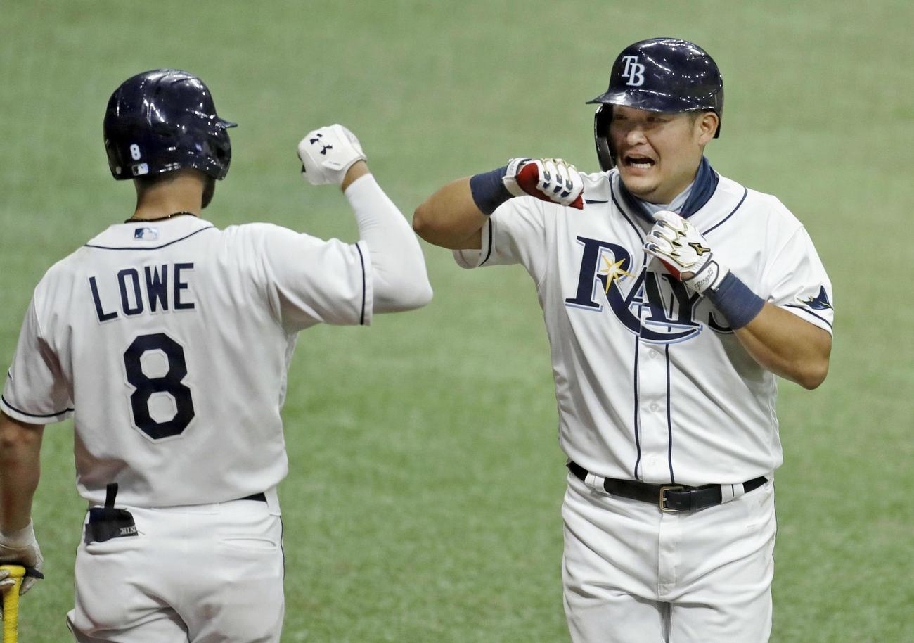 ヤンキース戦の8回、四球で出塁後、後続の犠飛で決勝の生還を果たし、祝福されるレイズの三走筒香（右）（AP）