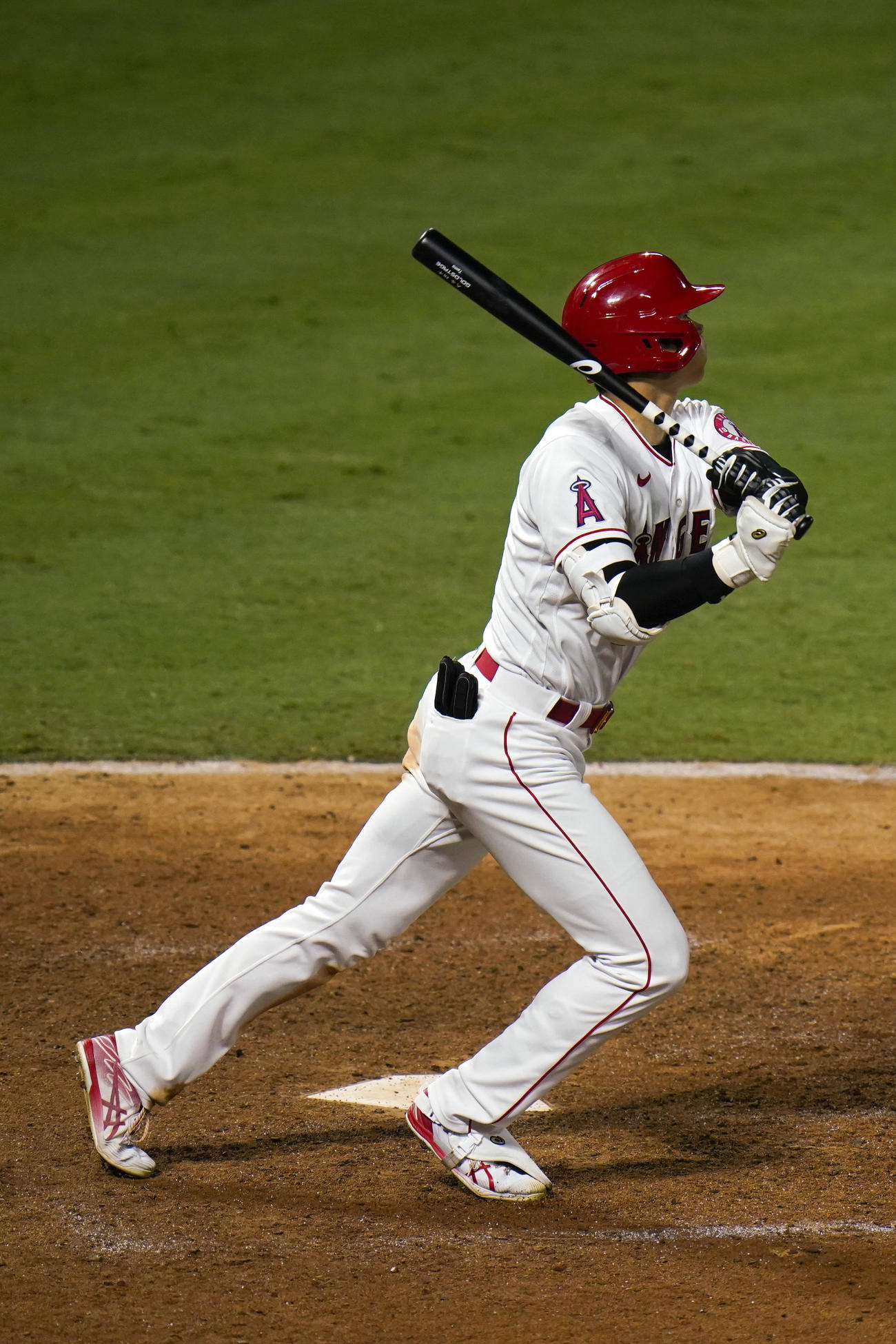 6回、4号2ランを放つ大谷（AP）