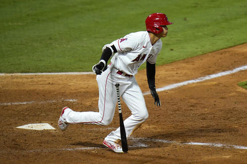 第3打席で二塁打を放つ大谷（AP）