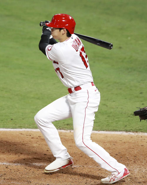 アスレチックス戦の5回、右前打を放つエンゼルス大谷(共同)