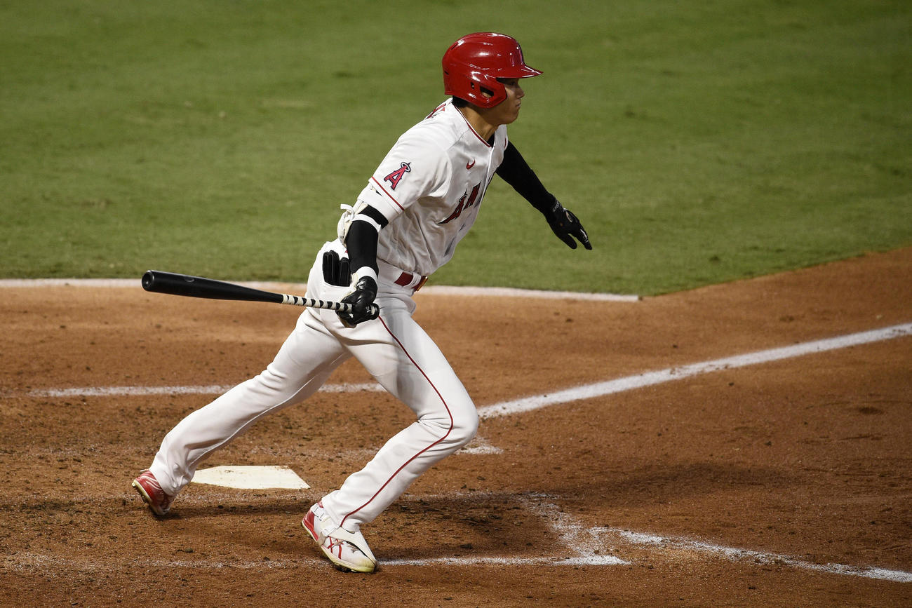 4回、右前安打を放つ大谷（AP）