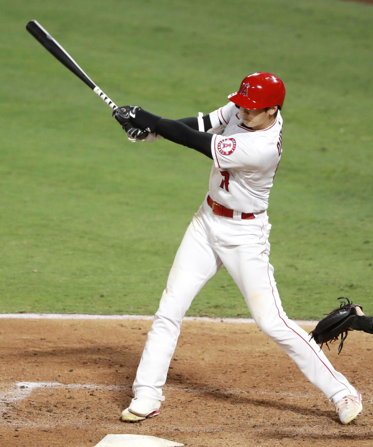 アスレチックス戦の5回、右前打を放つエンゼルス・大谷＝アナハイム（共同）