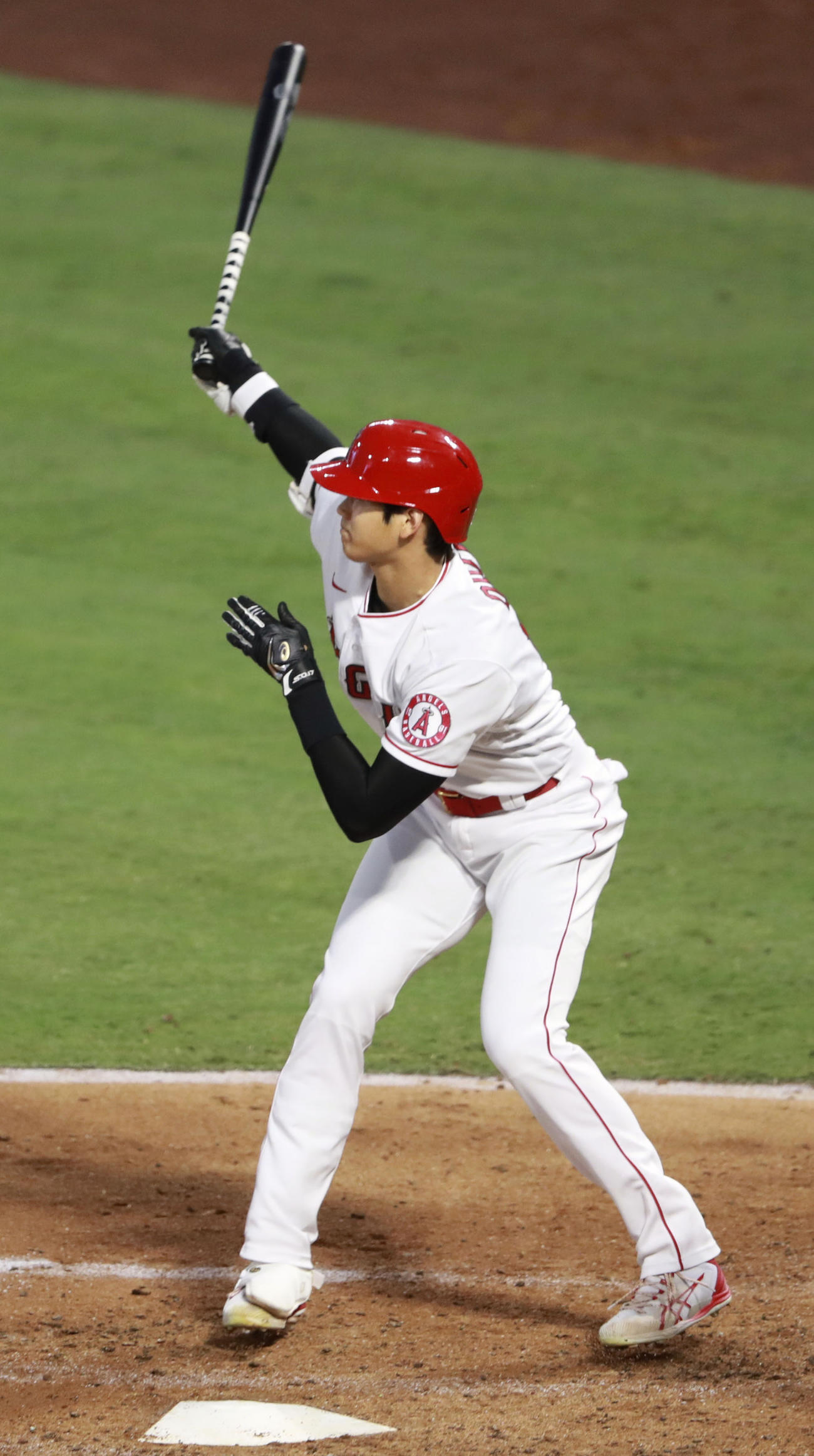 アスレチックス戦の4回、右前打を放つエンゼルス・大谷＝アナハイム（共同）