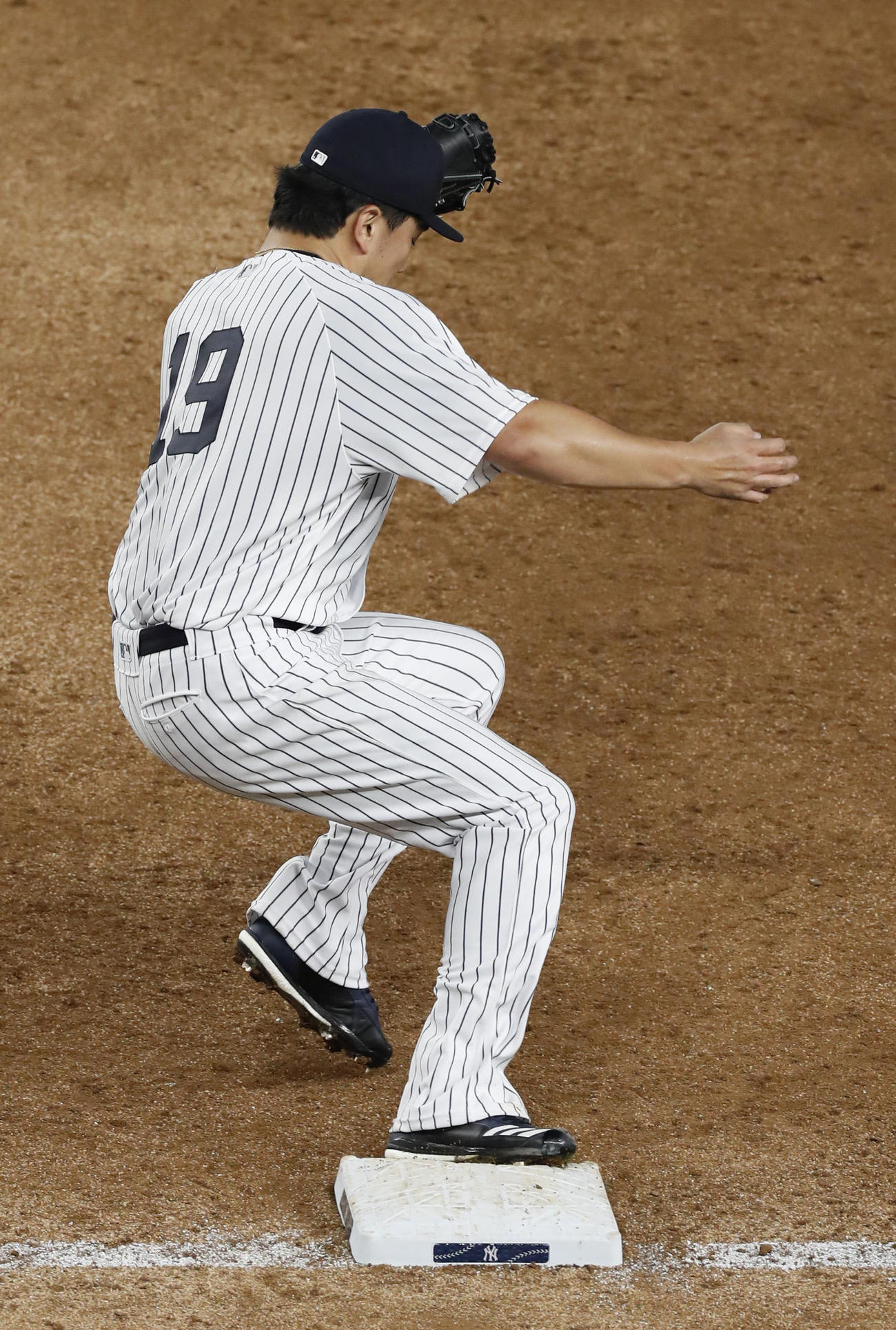 ブレーブス戦の3回二死満塁、マーケーキスを内野ゴロに打ち取り、一塁ベースカバーに入るヤンキース田中（AP＝共同）