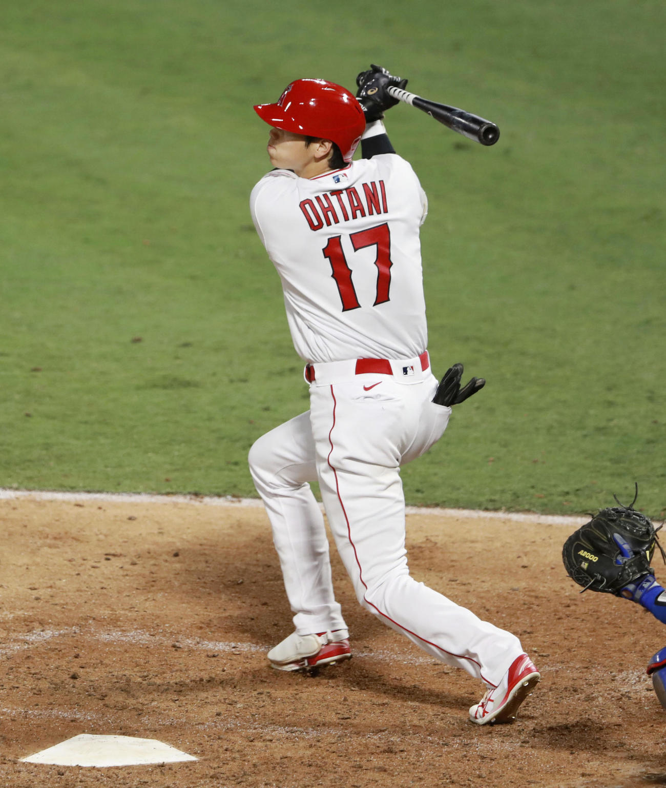 ドジャース戦の9回、左翼に二塁打を放つエンゼルス大谷（共同）