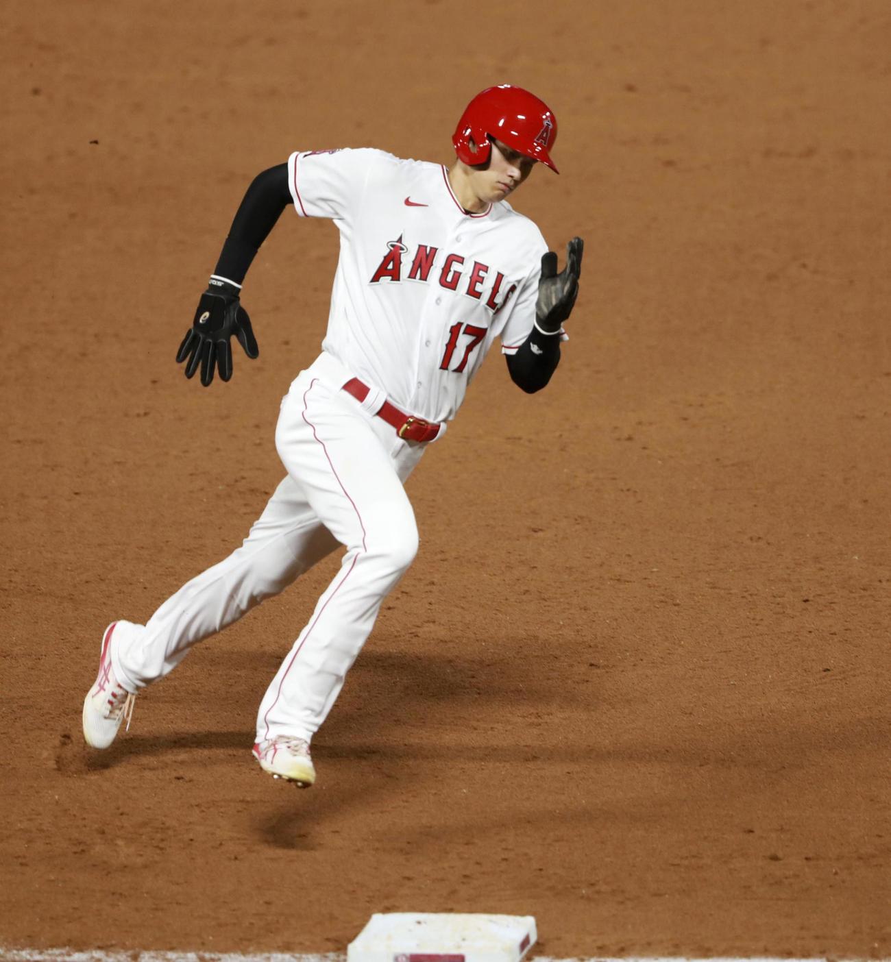 ドジャース戦の9回、二塁打で出塁後、グッドウィンの適時打で三塁を回るエンゼルスの二走大谷（共同）