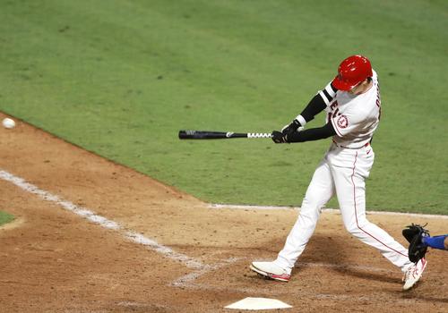 ドジャース戦の9回、左翼に二塁打を放つエンゼルス大谷（共同）