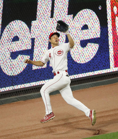 パイレーツ戦の7回、スターリングズの打球に飛びつくレッズの左翼手秋山（共同）